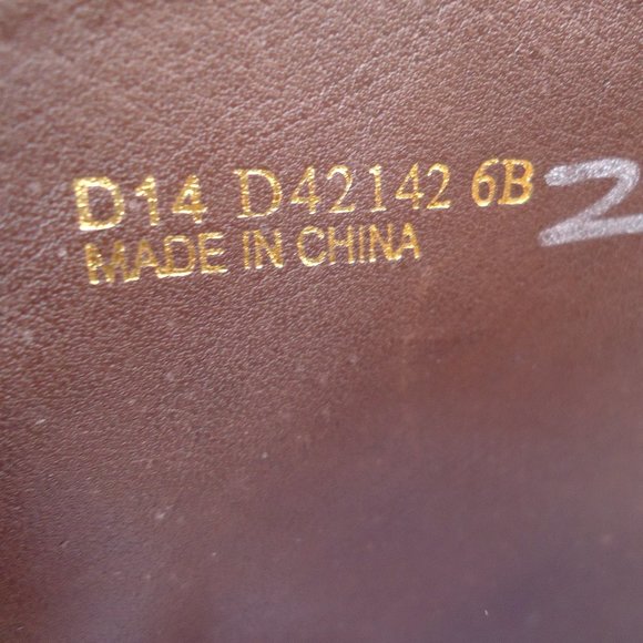 SIZE 6 B. COLE HAAN brown leather riding boots. - Picture 15 of 16